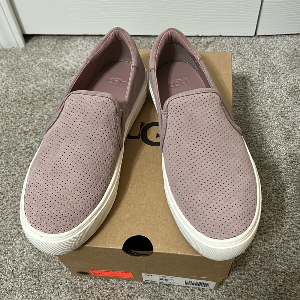 Ugg dusty rose slip on sneaker like new 6.5